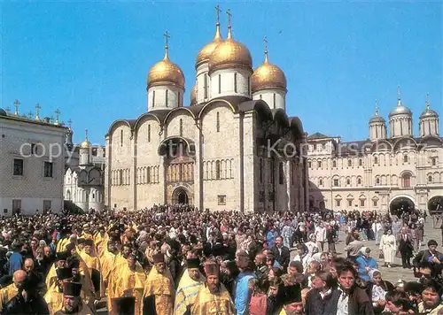 AK / Ansichtskarte Moscow_Moskva Religious procession in Cathedral Square in the Kremlin Moscow Moskva