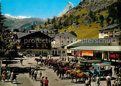 AK / Ansichtskarte Zermatt_VS Bahnhofsplatz mit Matterhon Walliser Alpen Zermatt_VS