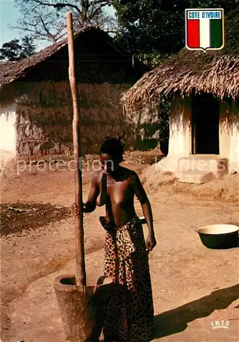 AK / Ansichtskarte Elfenbeinkueste_Cote_d_Ivoire Hirse stampfende Frau im Dorf Elfenbeinkueste_Cote