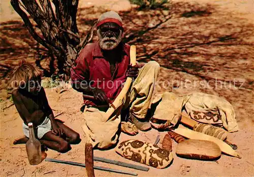 AK / Ansichtskarte Australien Aboriginal bei der handwerklichen Arbeit Australien