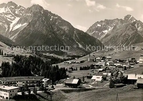 AK / Ansichtskarte Kleinwalsertal Hirschegg mit Elfer Zw?lfer und Widderstein Kleinwalsertal