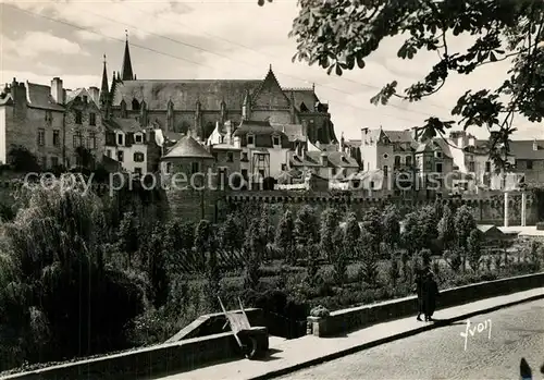 AK / Ansichtskarte Vannes Les remparts et Cathedrale Saint Pierre Vannes