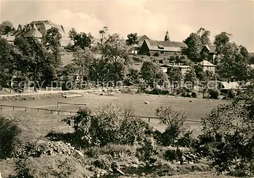 AK / Ansichtskarte Poehl_Vogtland Blick ueber den Sportplatz zum Ort Poehl_Vogtland