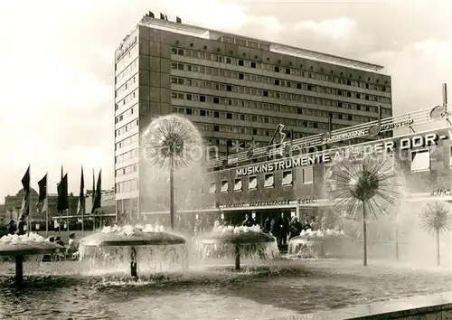 AK / Ansichtskarte Dresden Interhotel Bastei Prager Strasse Wasserspiele Dresden