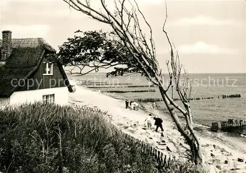 AK / Ansichtskarte Ahrenshoop_Ostseebad Duenenhaus Strand Ahrenshoop_Ostseebad