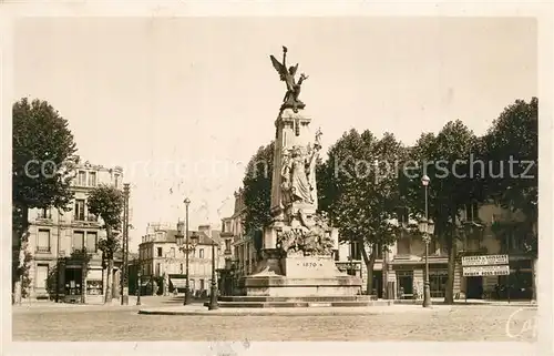 AK / Ansichtskarte Soissons_Aisne Place de la Republique Monument de la Defense Soissons Aisne