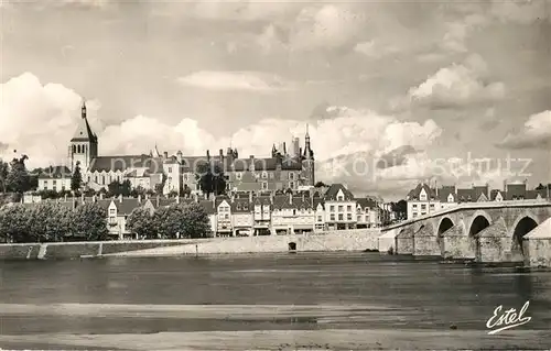 AK / Ansichtskarte Gien Le Chateau et lEglise Jeanne dArc vus des bords de la Loire Gien