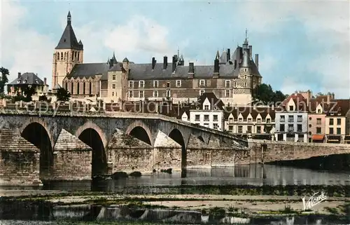 AK / Ansichtskarte Gien Le pont sur la Loire et le chateau LEglise Saint Pierre Gien