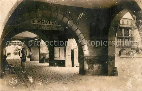 AK / Ansichtskarte Villeneuve sur Lot Les Cornieres et la place du Marche Villeneuve sur Lot