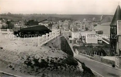 AK / Ansichtskarte Arromanches les Bains Port Winston au centre le Musee Arromanches les Bains