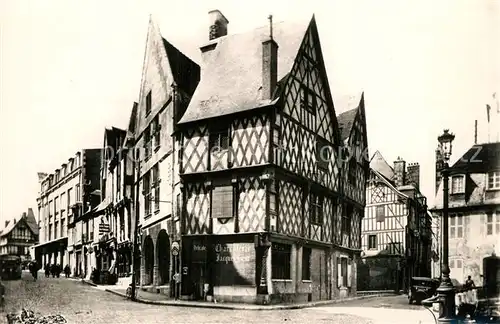 AK / Ansichtskarte Bourges Vieilles Maisons de bois et Hotel Pellevoisin Bourges