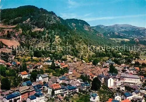 AK / Ansichtskarte Vic sur Cere Reposante cite au coeur du Cantal Vue generale aerienne Vic sur Cere