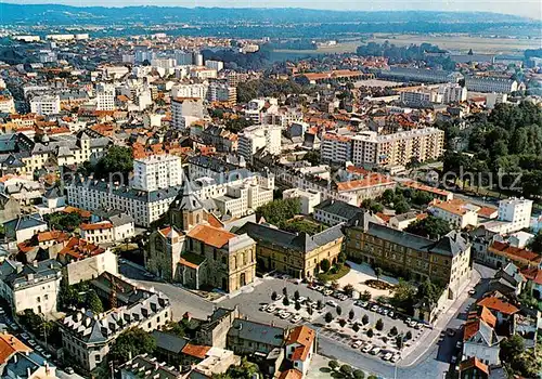 AK / Ansichtskarte Tarbes Ville natale du Marechal Foch La Cathedrale de la Sede et la Prefecture Vue aerienne Tarbes