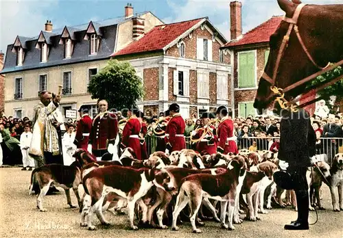 AK / Ansichtskarte Rambouillet Au cours de la Fete du Muguet la benediction de la meute sur la place de l Eglise Rambouillet