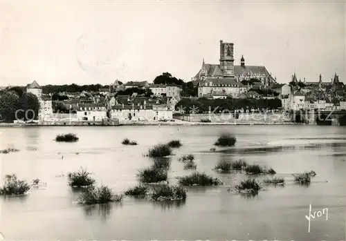 AK / Ansichtskarte Nevers_Nievre La Ville vue de la rive gauche de la Loire Nevers Nievre