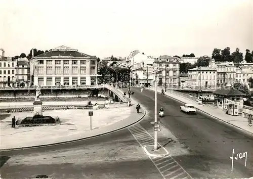 AK / Ansichtskarte Saintes_Charente Maritime Le Pont sur la Charente et Statue de Bernard Palissy Saintes Charente Maritime