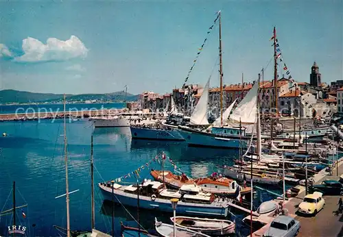 AK / Ansichtskarte Saint_Tropez_Var Un coin du Port Saint_Tropez_Var