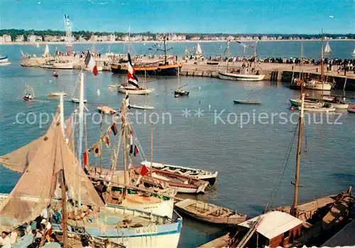 AK / Ansichtskarte Royan_Charente Maritime Le port pendant les fetes de la Mer Royan Charente Maritime