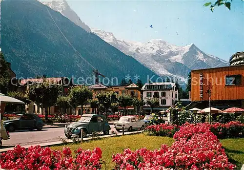 AK / Ansichtskarte Chamonix Mont Blanc Place du Monument et la Chaine du Mont Blanc Chamonix