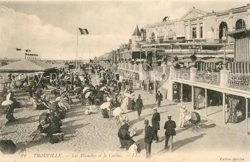 AK / Ansichtskarte Trouville sur Mer Les planches et le casino Trouville sur Mer