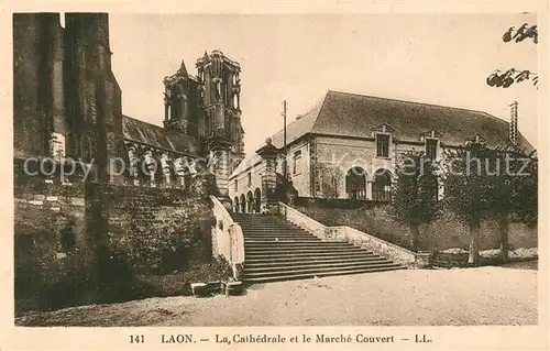 AK / Ansichtskarte Laon_Aisne La Cathedrale et marche couvert Laon_Aisne