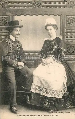 AK / Ansichtskarte Bretagne_Region Costumes Couple marie devant le lit clos Bretagne Region
