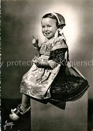 AK / Ansichtskarte Plougastel Daoulas Un bebe Costumes Trachten Plougastel Daoulas