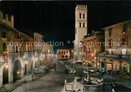 AK / Ansichtskarte Assisi_Umbria Notturna della Piazza del Comune durante la manifestazione folcloristica del Calendimaggio Assisi Umbria