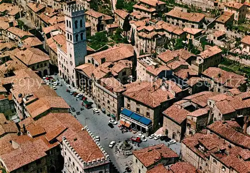AK / Ansichtskarte Assisi_Umbria Veduta aerea Piazza del Comune con la Torre Civica e il Tempio di Minerva Assisi Umbria