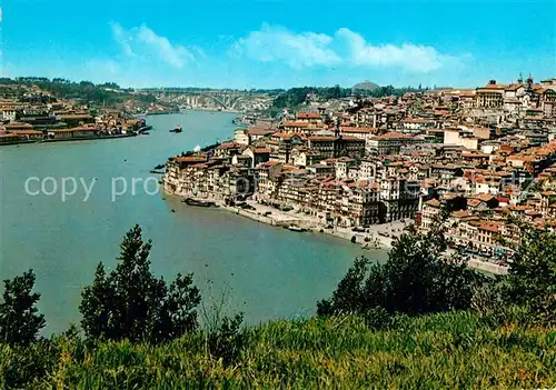 AK / Ansichtskarte Porto_Portugal Rio Douro e vista parcial Ao fundo a ponte da Arrabida Porto Portugal
