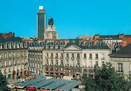 AK / Ansichtskarte Nantes_Loire_Atlantique La place du Bouffay et son marche A larriere plan le beffroi de leglise Sainte Croix et la Tour Bretagne Nantes_Loire_Atlantique
