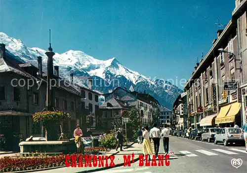 AK / Ansichtskarte Chamonix La Place de la Poste la fontaine et le Massif du Mont Blanc Chamonix