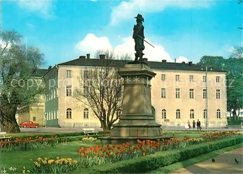 AK / Ansichtskarte Turku Denkmal Peter Brahes mit ehem Akademiegebaeude Turku