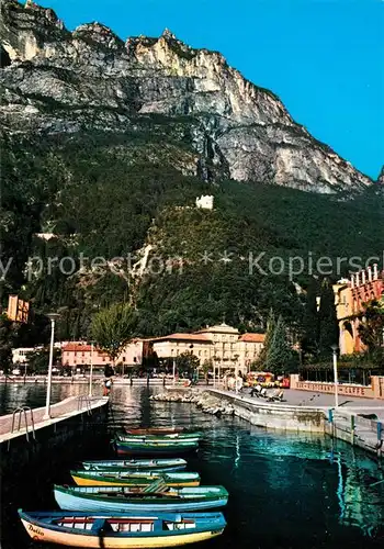 AK / Ansichtskarte Riva_del_Garda Il porticciolo sullo sfondo il bastione Riva_del_Garda