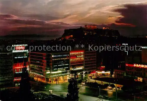 AK / Ansichtskarte Athens_Athen Place de la Constitution et l Acropole Nachtaufnahme mit Akropolis Athens Athen