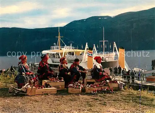 AK / Ansichtskarte Olderdalen Lapps selling souvenirs at the ferry Olderdalen