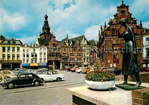AK / Ansichtskarte Nijmegen Grote Markt met Waaggebouw en beeldje van Mariken van Nieumeghen Statue Altstadt Markt Nijmegen