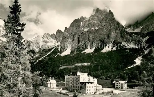 AK / Ansichtskarte Cortina_d_Ampezzo Grand Hotel Tre Croci Passo Tre Croci Cristallo Cortina_d_Ampezzo