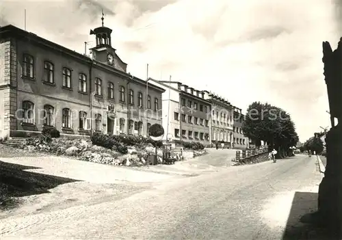 AK / Ansichtskarte Zacler Namesti s budovou MNV Zacler