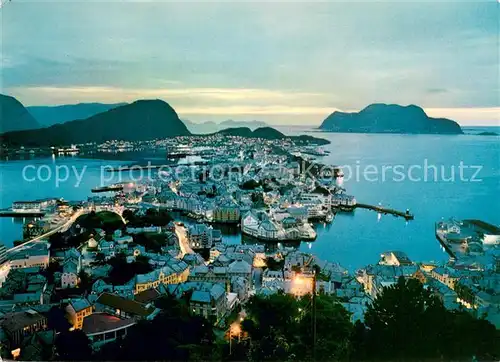 AK / Ansichtskarte Alesund Utsikt over byen ved natt Alesund