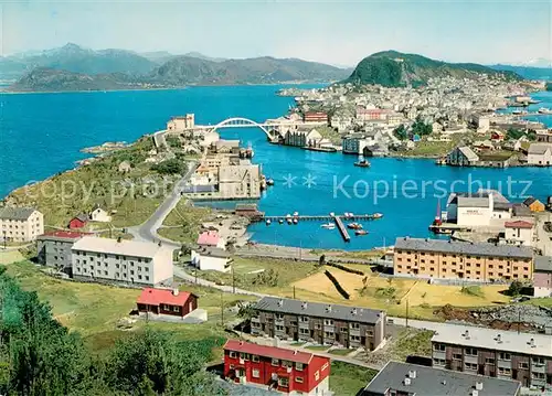 AK / Ansichtskarte Alesund Byen med Aksla i bakgrunnen Alesund