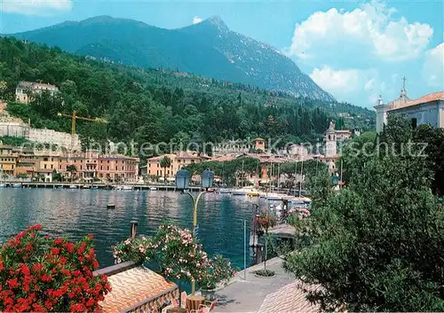 AK / Ansichtskarte Maderno_Lago_di_Garda Uferstrasse Hafen Gardasee Berge Maderno_Lago_di_Garda
