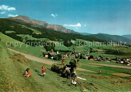 AK / Ansichtskarte Sarnthein Dorf und Burg Reineck mit der Sarnerscharte Landwirtschaft Sarnthein