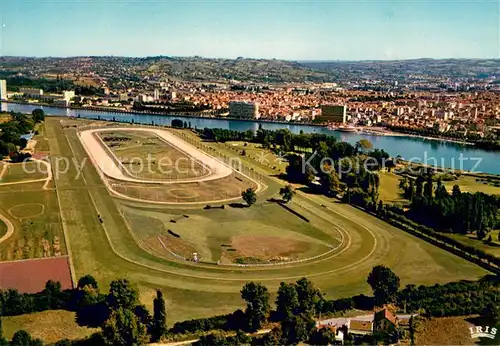 AK / Ansichtskarte Vichy_Allier Vue aerienne sur lhippodrome et le plan d eau Vichy Allier