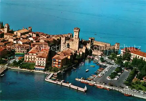 AK / Ansichtskarte Sirmione_Lago_di_Garda Veduta aerea Fliegeraufnahme Sirmione_Lago_di_Garda
