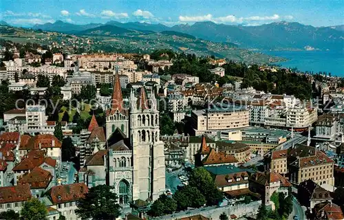AK / Ansichtskarte Lausanne_VD Cathedrale et la ville Lac Leman Alpes vue aerienne Lausanne VD