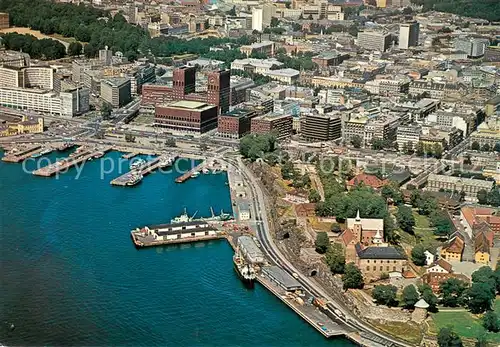 AK / Ansichtskarte Oslo_Norwegen Flygfoto med Radhuset og Akershus festning Oslo Norwegen