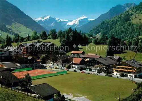 AK / Ansichtskarte Gstaad Sportanlagen Tennisplatz Hotels Blick zum Sanetschhorn Oldenhorn Waadtlaender Alpen Gstaad