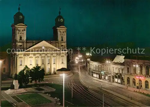 AK / Ansichtskarte Debrecen_Debrezin Kossuth Lajos Platz mit reformierten Kirche Denkmal Nachtaufnahme Debrecen Debrezin