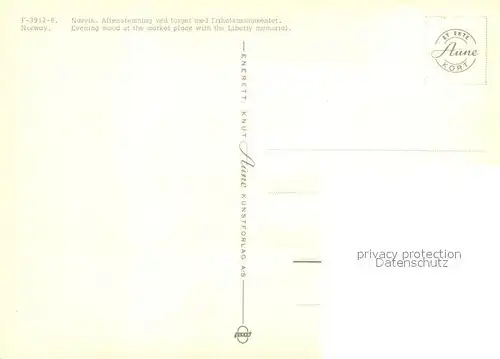 AK / Ansichtskarte Narvik Evening mood at market place with Liberty memorial Narvik